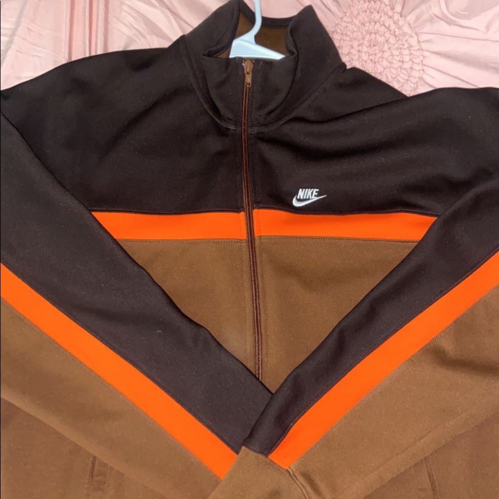 I’m selling a Nike zip-up jacket!
